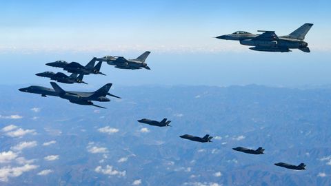 Un bombardero Lancer B-1B de la Fuerza A�rea de EE. UU. (izquierda), dos F-35A y otros dos F-35B (en segundo plano) sobrevuelan Corea del Sur con dos aviones de combate F-16 (derecha) y dos F-15K (arriba a la izquierda) surcoreanos durante un simulacro militar conjunto, en una imagen de archivo
