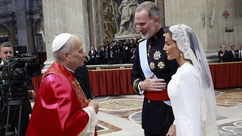Los Reyes Felipe VI y Letizia saludan al Papa Le&oacute;n XIV tras la misa de inicio de su pontificado, el 18 de mayo de 2025.