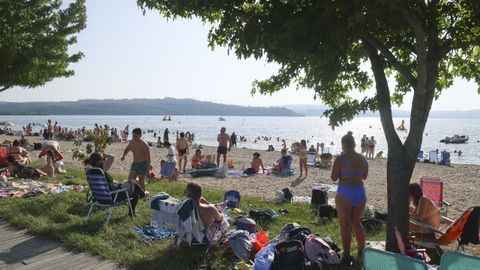 La playa del Lago de As Pontes, llena de gente este verano