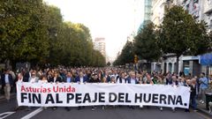 Varias personas con una pancarta, durante la manifestacin en contra del peaje del Huerna, a 17 de octubre de 2025, en Oviedo, Principado de Asturias (Espaa).