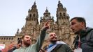 Ibai y el Xokas,a su llegada a la Praza do Obradoiro este mircoles, tras realizar elCamino de Santiago