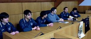 Directivos del CD San Paio, con los atletas estradenses y el edil de Deportes, ayer en el Concello.