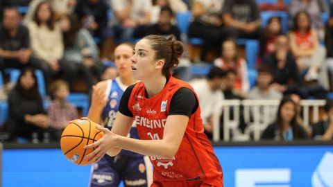 Elba Garfella, ala-p�vot del Ensino, contra el Valencia Basket en el Pazo dos Deportes de Lugo en la Liga Endesa 2024-2025 con Alicia Fl�rez al fondo. 
