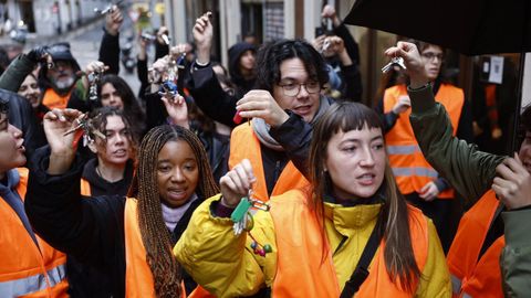 Miembros del Sindicato de Inquilinas protestan, llave en mano, para impedir un desahucio en Madrid