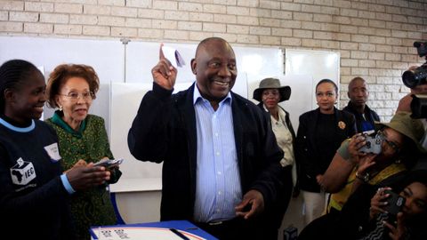 El presidente sudafricano en funciones, Cyril Ramaphosa, emite su voto en un colegio electoral de Soweto.