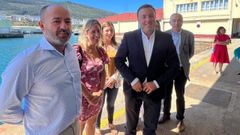 En primera fila, Basilio Otero, patr�n mayor de Burela y presidente de la Federaci�n Nacional de Cofrad�as de Pescadores; Mar�a Loureiro, alcaldesa de Viveiro; y Valent�n Gonz�lez Formoso, secretario del PSdeG-PSOE, en el puerto burelense