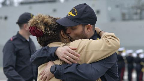 Abrazos y besos de despedida en la salida de la F-101 �lvaro de Baz�n.