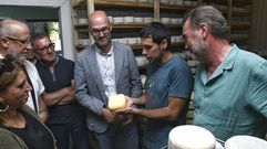 Vaquerizo le explica a Alemparte el proceso de curacin de los quesos.