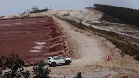 Obras de ampliaci�n de la balsa de lodos de Alcoa