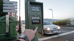 Un semforo de la avenida de Buenos Aires en Pontevedra