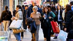Gente paseando por la calle Pr�ncipe de Vigo (foto de archivo)