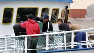Tripulaci&oacute;n de un pincheiro en el puerto de Burela