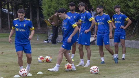 Trasi, segundo por la izquierda, durante un entrenamiento con la SD Compostela