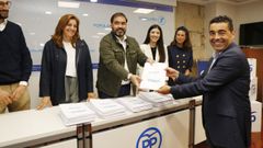 Luis L�pez entreg� este lunes en Pontevedra 2.363 avales a la Comisi�n Organizadora del Congreso (COC) provincial del partido, que se celebrar� el 9 de julio en Vigo