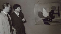 Cela y T�pies, en 1953, en la galer�a madrile�a Biosca, ante una obra del pintor barcelon�s.