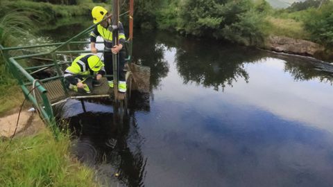Técnicos de Viaqua recolocando este sábado por la mañana la sonda que analiza los valores del agua del río Landro en la zona de captación de agua de la potabilizadora en Landrove, donde se registraron elevados índices de amonio debido al vertido de purín