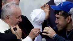El papa Francisco intercambia una gorra con uno de los asistentes tras finalizar la audiencia general de los mi�rocles.