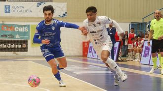 David Novoa (de blanco) jugador de O Parrulo Ferrol