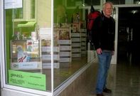 Bruno Lernout en el ultramarinos que regenta en Arz�a desde hace un par de meses.