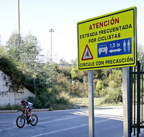 Uno de los carteles informativos instalados en la PO-546. 