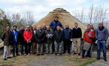 Empresarios, alcaldes y miembros de Neria ayer durante el paso por O Cebreiro.