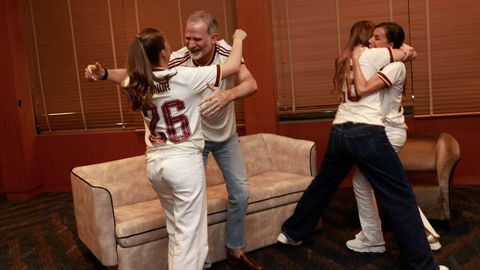 Los reyes y sus hijas se abrazan tras la victoria de Espa�a
