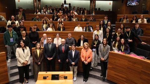 El consejero de Hacienda, Justicia y Asuntos Europeos, Guillermo Pel�ez, interviene en el debate parlamentario que protagonizan hoy, en la Junta General del Principado, estudiantes de Bachillerato, con motivo del D�a de Europa.