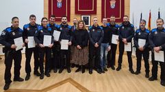 Los agentes de la Polic�a Local de Nar�n homenajeados posaron junto a la alcaldesa, Mari�n Ferreiro, y otros representantes del Concello tras el acto oficial.