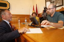 El exalcalde Hern�ndez consulta una cuesti�n con Noriega antes del inicio del pleno. 