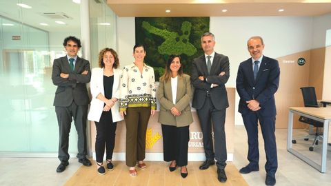 El director general de Caja Rural de Asturias, Antonio Romero, el director de zona Jes�s Bello y el director de la oficina de Cabez�n de la Sal, David Fl�rez, con su equipo