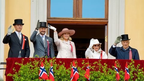 Los reyes Harald y Sonia de Noruega acompa&ntilde;ados de los pr&iacute;ncipes Haakon y Sverre Magnus y la princesa Mette-Marit