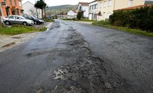 <span lang= es-es >Laxe</span>. El asfalto ofrece una imagen realmente penosa en la AC-433, la carretera que comunica la localidad de Laxe con la de A Ponte do Porto, ya en el municipio de Camari�as. La fotograf�a fue tomada a la altura del n�cleo de Castrelo. Las mejoras son m�s que necesarias. 