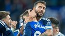 Borja Bast�n y Masca se abrazan en el Oviedo-Elche