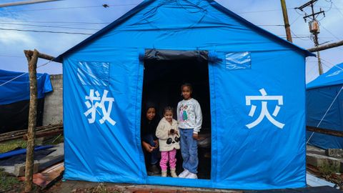 Una familia realojada en una carpa humanitaria de Jap�n, en El Junquito.