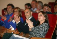 Marisol Villar y Jos� P�rez, primera y segundo de la lista, aplauden a otro compa�ero. 