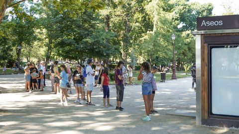 Decenas de vecinos y turistas se acercaron al parque de Rosal�a para contemplar el eclipse.