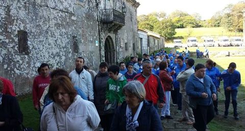 Usuarios, familiares y personal del centro de Medelo disfrut� de una visita a Aciveiro.