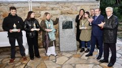 Momento da descuberta da placa en homenaxe �s pandeireteiras de Mens 