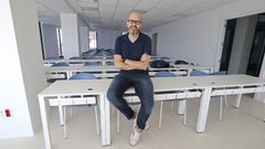 El decano de Dese�o, Marcos Dopico, en una de las aulas de la nueva facultad, en la sede provisional de Benito Corbal, en Pontevedra