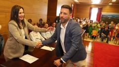Sabela Fole saluda a Samuel Lago en el pleno�de la investidura del alcalde