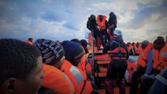 Foto de archivo de una operaci�n de rescate de migrantes en el Mediterr�neo del buque Ocean Viking.
