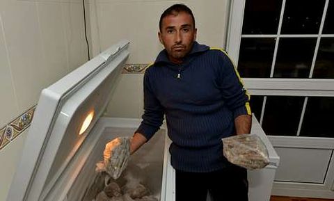 Guillermo Traba ha optado por congelar para consumo familiar el marisco que no vende.