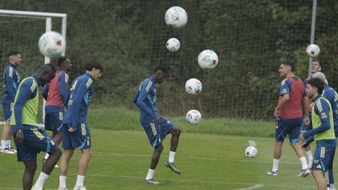 - Los jugadores durante el entrenamiento del Real Oviedo en la Ciudad Deportiva El Requexn