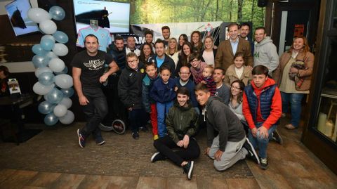 Miembros de la pe�a, junto a Sergi G�mez y Carles Planas.