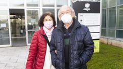 Una pareja, ayer, a las puertas del F�rum, donde se est� llevando a cabo un cribado voluntario 