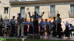 Reconocimiento para Jes�s Mart�nez �lvarez de la banda de m�sica de Redondela en las Festas das Dores de Ponte Caldelas