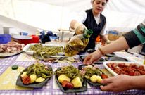 Las raciones constar�n de lac�n con grelos, patatas, chorizo y filloas, de postre. 