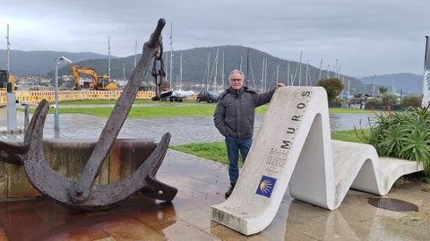 Hugo �scar Mart�nez durante su estancia en Muros, en el paseo mar�timo de la localidad
