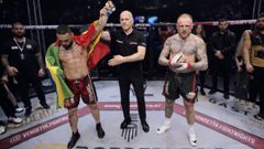 El �rbitro levanta la mano de Maikon para declararlo vencedor del combate.