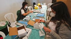 Enfermeras preparan viales de la vacuna en el edificio administrativo de la Xunta en Campolongo, en Pontevedra